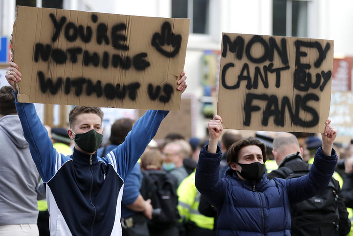 Frá mótmælunum fyrir utan Stamford Bridge í kvöld
