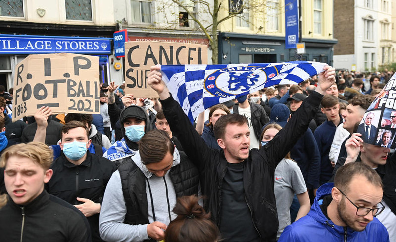 Perez heldur því fram að stuðningsmönnum Chelsea hafi verið komið fyrir utan Stamford Bridge af ákveðnum aðila