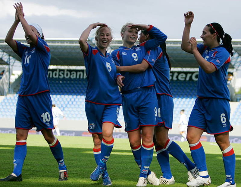 Íslenska landsliðið fagnar marki.