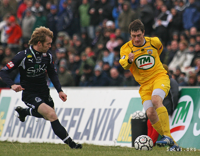 Joseph Tillen með boltann á vinstri kantinum.