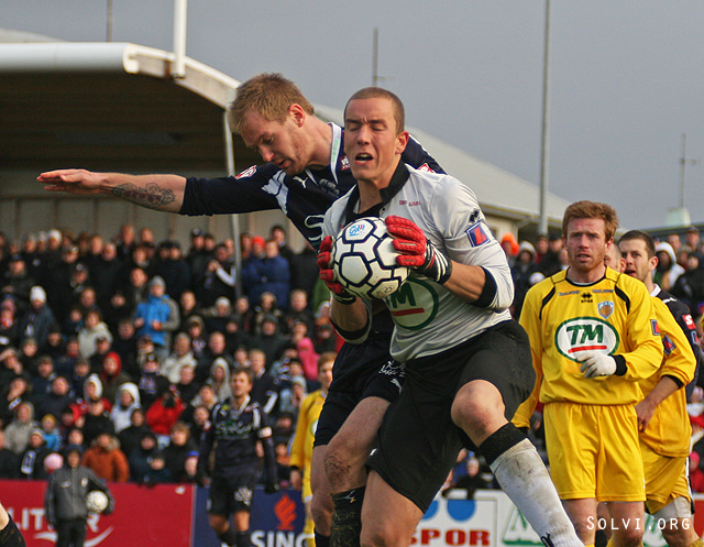 Hannes Þór Halldórsson handsamar knöttinn.