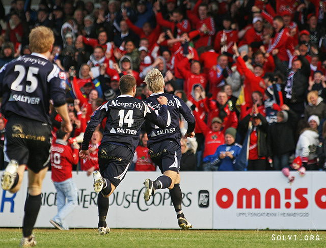 Keflvíkingar fagna marki Símun Samuelsen.