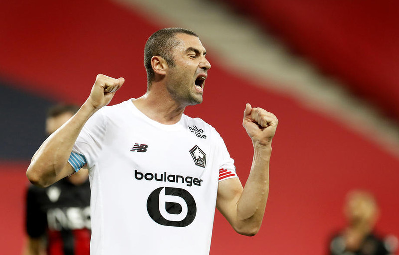 Burak Yilmaz skoraði tvö fyrir Lille og er kominn með fimmtán mörk í deildinni