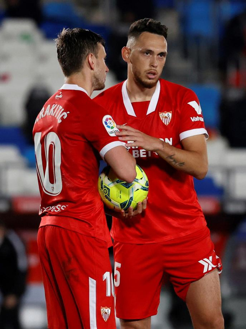 Ivan Rakitic og Lucas Ocampos í leiknum í kvöld