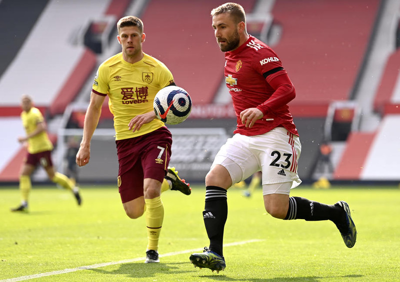 Jóhann Berg í baráttunni við Luke Shaw varnarmann Manchester United
