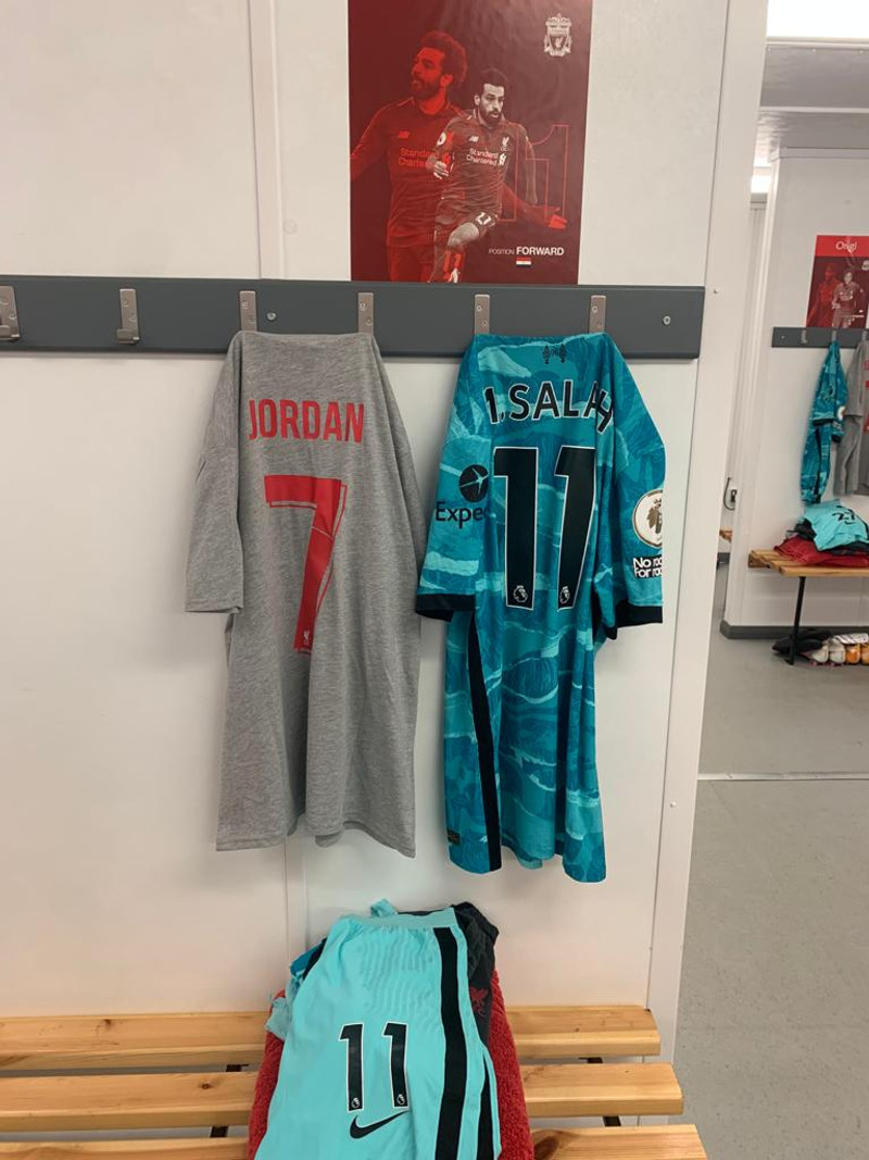 Liverpool klæðist bolum til minningar um Jordan Banks
