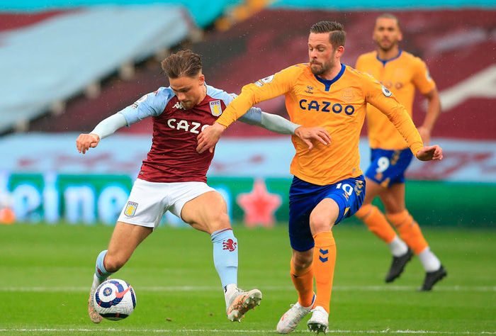 Gylfi reynir að stöðva Matty Cash.