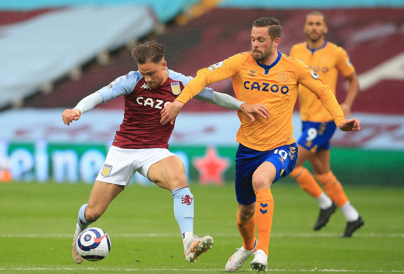 Gylfi reynir að stöðva Matty Cash.
