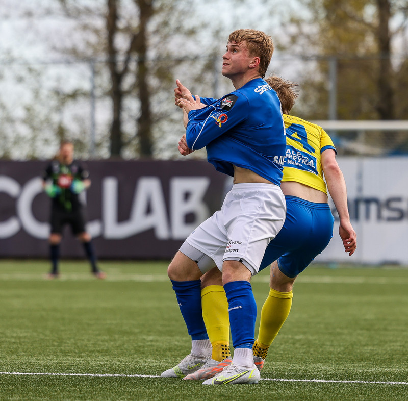 Andri Fannar að reyna aðstoða Óla Val úr treyjunni svo fólk geti séð Balotelli fagnið