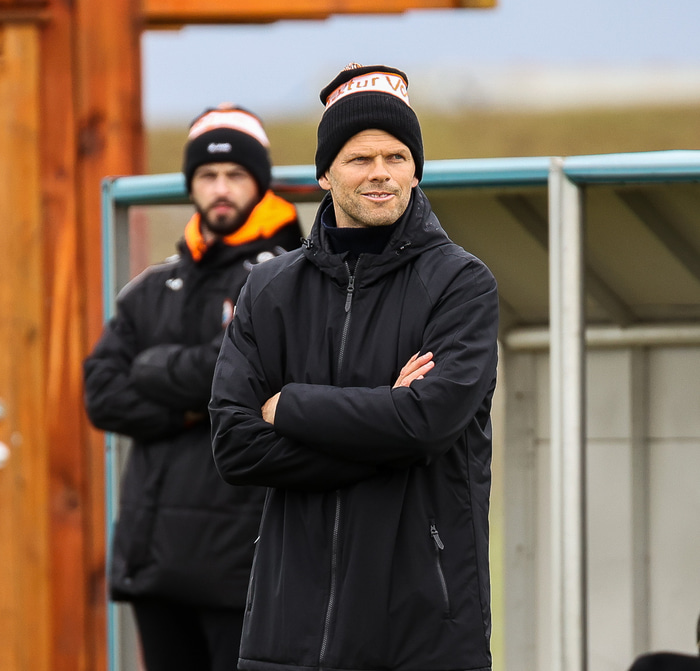 ÍBV er í viðræðum við Hermann Hreiðarsson en Þróttarar í Vogum reyna að halda honum.