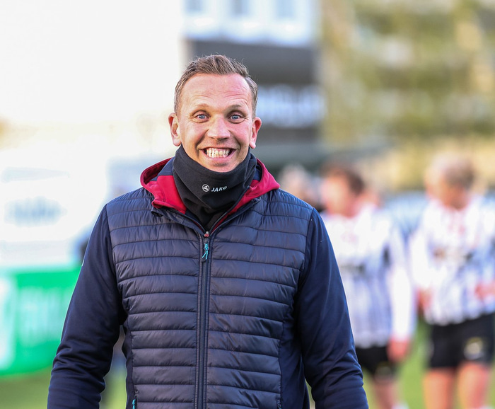 Alfreð Elías var kannski ekki alveg svona kátur í leikslok - en virti stigið.