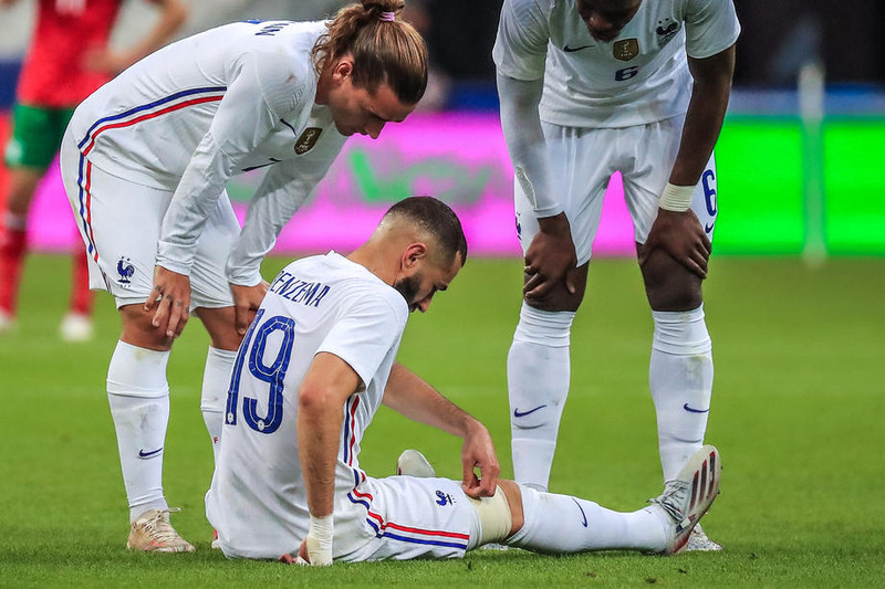 Benzema áður en hann fór meiddur af velli gegn Búlgaríu í síðustu viku.