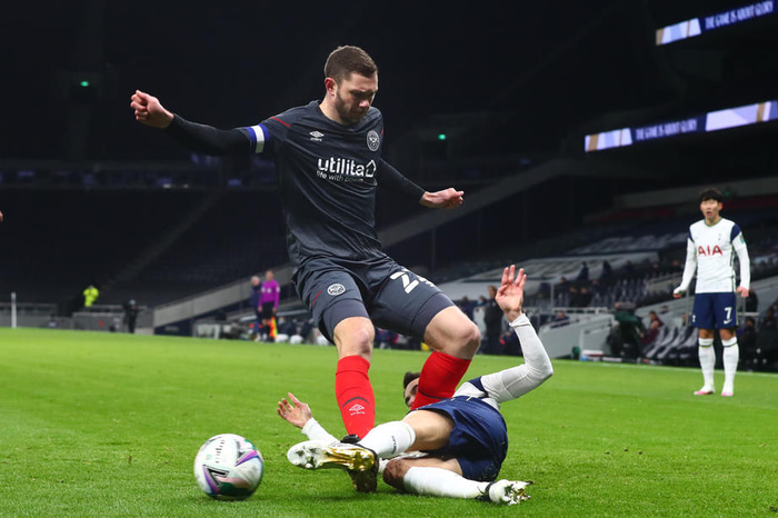 Dalsgaard tæklaður af Sergio Reguilon í deildabikarnum.