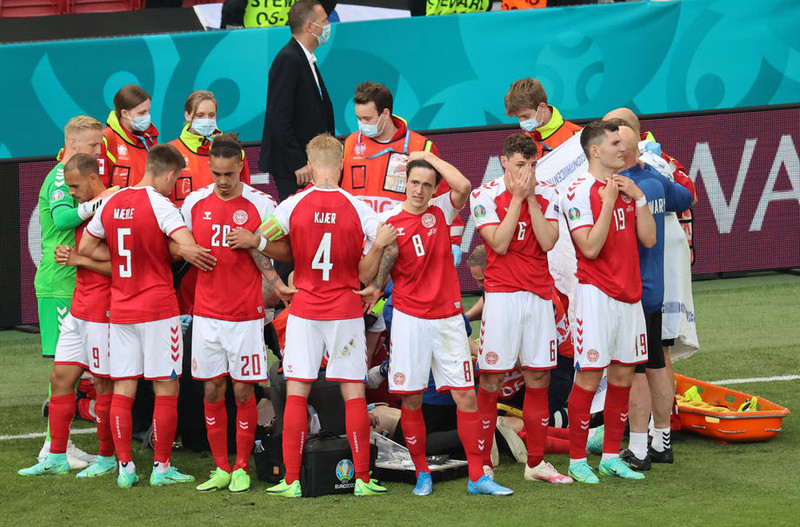 Danska liði myndaði hring í kringum Eriksen í sumar.