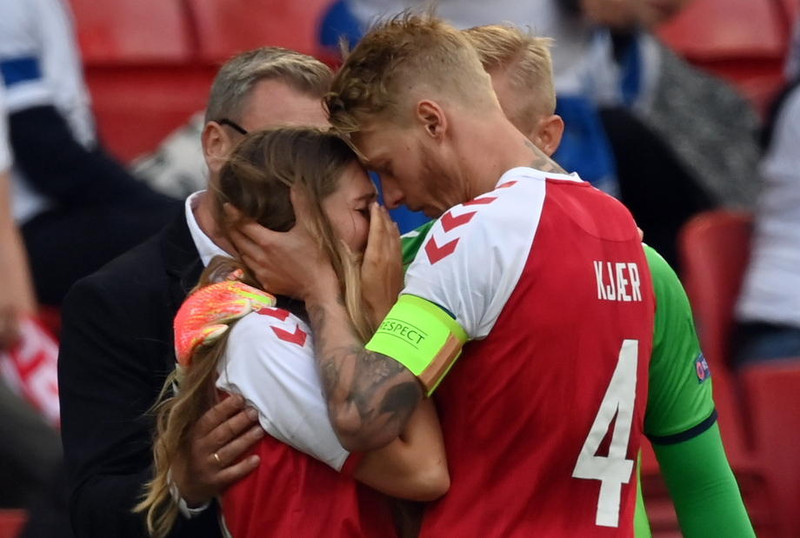 Simon Kjær hughreystir hér eiginkonu Christian Eriksen. Magnaður leiðtogi og mögnuð fyrirmynd.