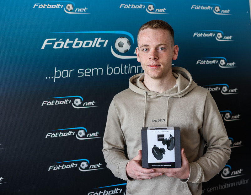 Sævar Atli með Bose Quiet Comfort heyranatappana sem Origo gaf honum fyrir að vera bestur í fyrsta þriðjung.