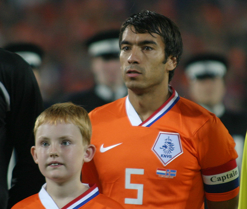 Van Bronckhorst tekinn við Guangzhou R&F (Staðfest)