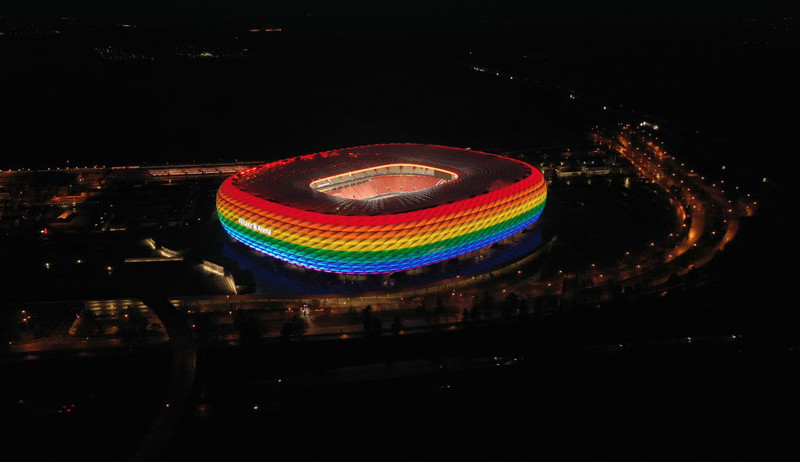Regnbogalitaður Allianz Arena á leik Bayern München í þýsku deildinni í upphafi ársins.