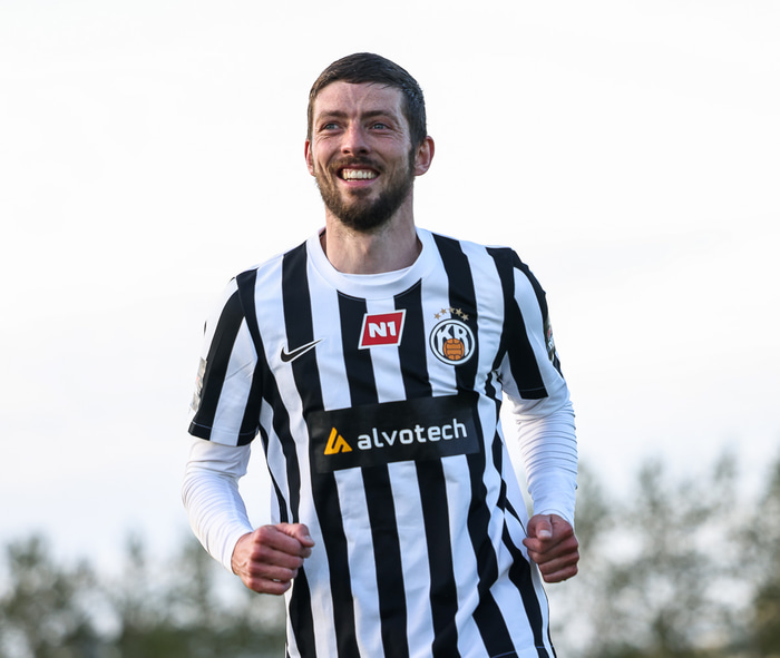 Lék í sex tímabil með KR og varð einu sinni Íslandsmeistari.