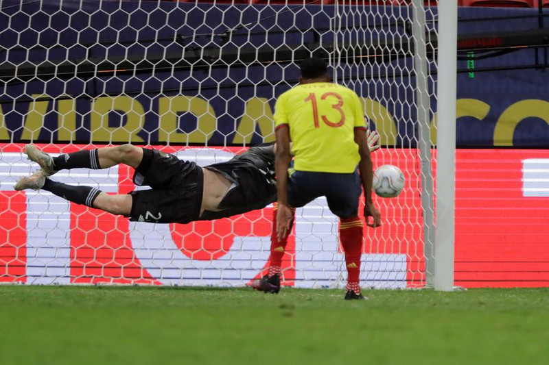 Emilano Martinez varði frá Yerry Mina