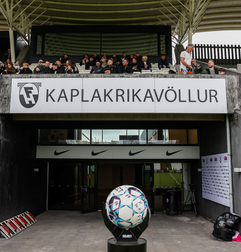 Dúkurinn tekinn af Kaplakrikavelli - Fyrsti heimaleikur FH framundan