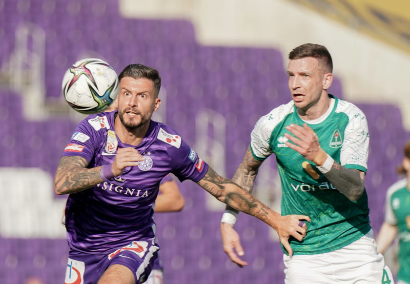 Damir Muminovic í baráttunni í fyrri leiknum