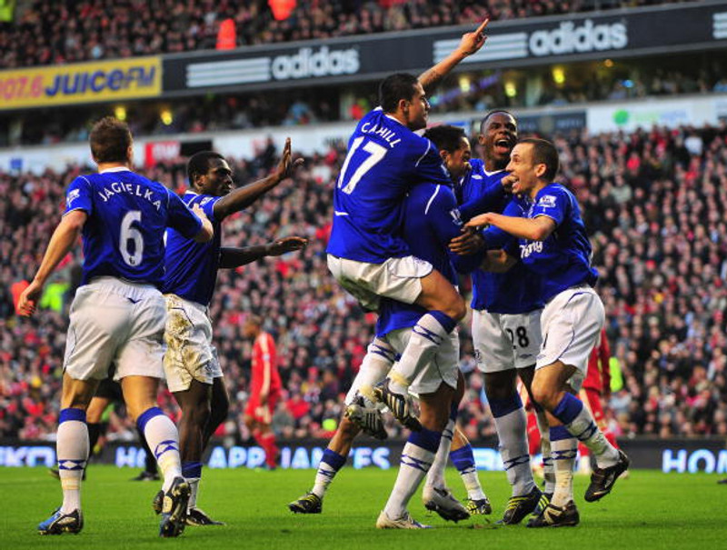Leikmenn Everton fagna marki í sigrinum á Liverpool árið 2010.