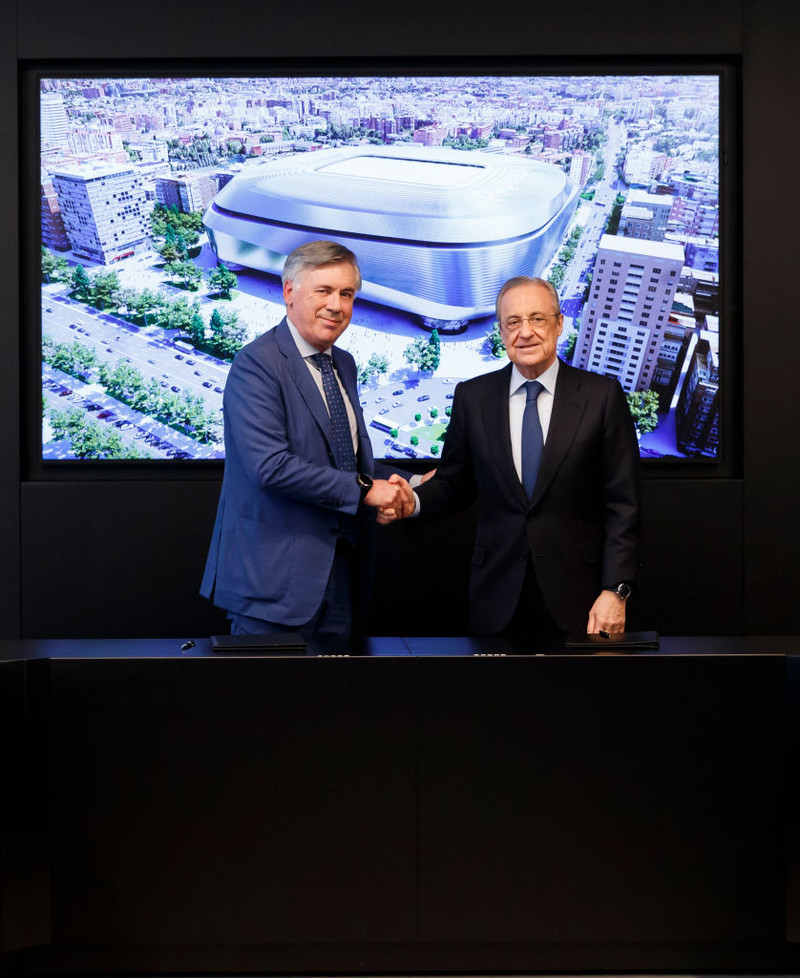 Carlo Ancelotti og Florentino Perez standa við tölvuteiknaða mynd af leikvangi Real Madrid.