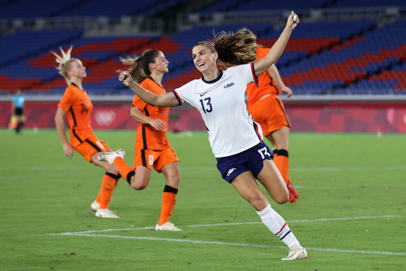Alex Morgan fagnar marki, sem reyndar var síðan dæmt af.