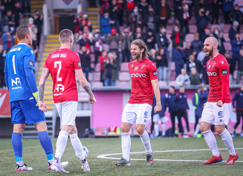 Ísland í dag - Spennandi slagir í Bestu deildinni