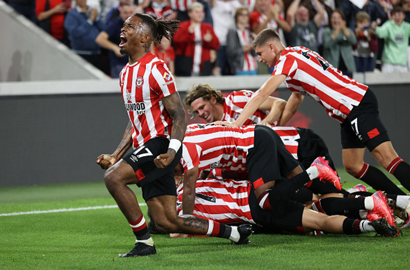 Svona var stemmningin á opnunarleik ensku úrvalsdeildarinnar þegar Brentford sigraði Arsenal.