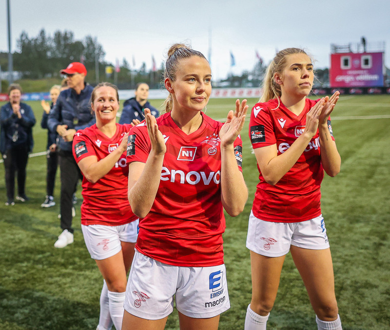 Elín Metta (fremst)