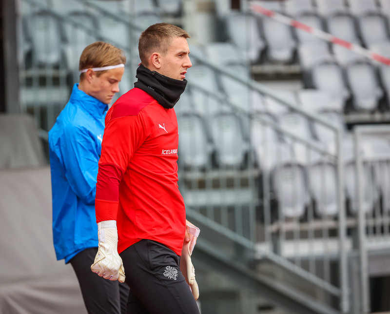 Patrik fær sénsinn í markinu - hans annar landsleikur!