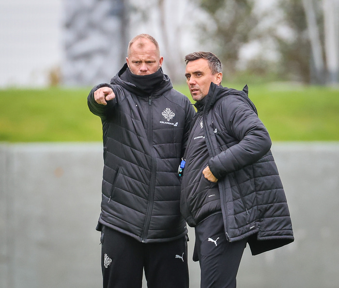 Eiður Smári og Arnar Þór, landsliðsþjálfarar.