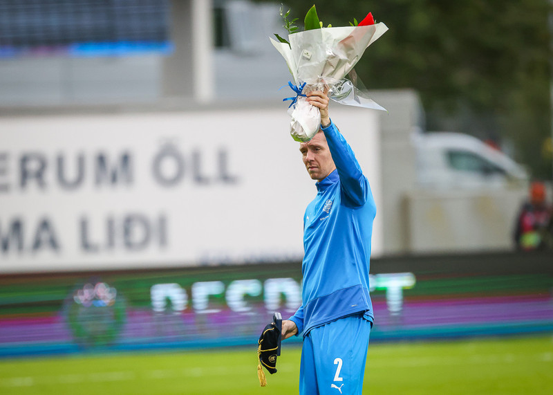 Fengu blómvönd og sérmerkta húfu fyrir 100 landsleiki