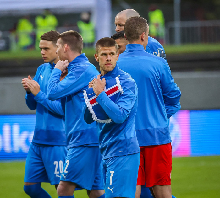 Jóhann Berg og félagar í Burnley eiga útileik.