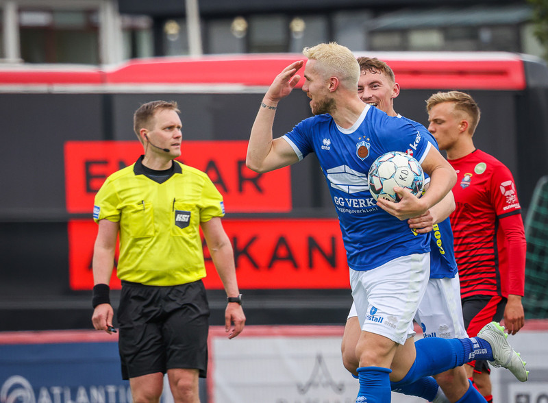 Davíð Smári fékk rautt - rauk seinna inná völl og tók spjöldin (Myndir)