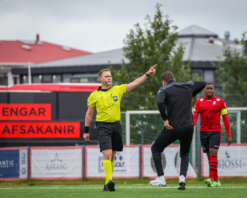 Davíð Smári fékk rautt - rauk seinna inná völl og tók spjöldin (Myndir)