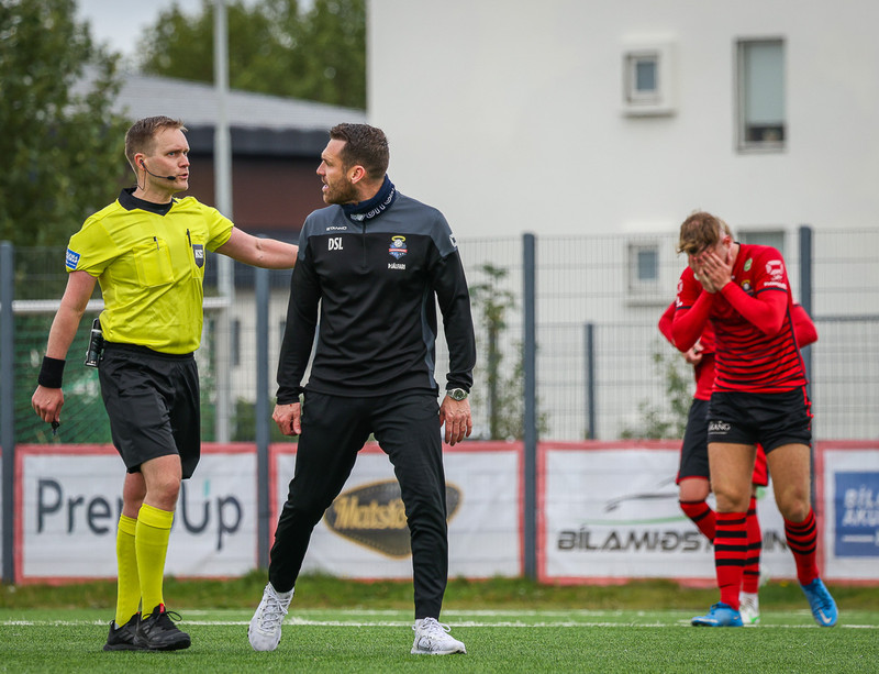 Davíð Smári fékk rautt - rauk seinna inná völl og tók spjöldin (Myndir)