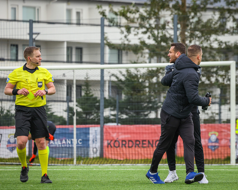 Davíð Smári fékk rautt - rauk seinna inná völl og tók spjöldin (Myndir)