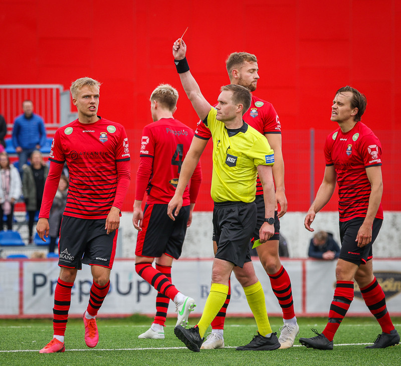 Davíð Smári fékk rautt - rauk seinna inná völl og tók spjöldin (Myndir)