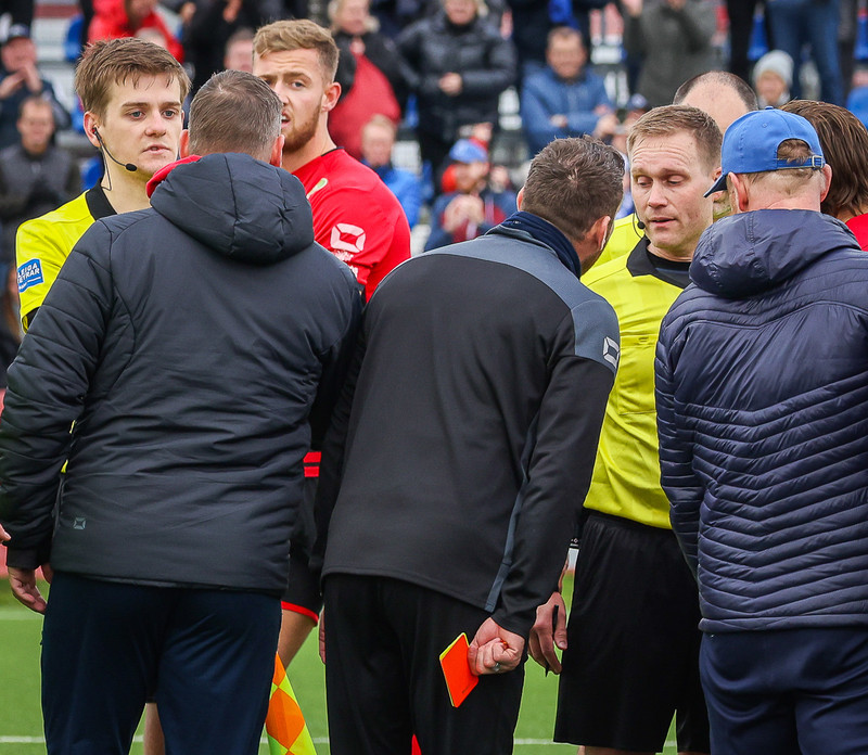 Davíð Smári fékk rautt - rauk seinna inná völl og tók spjöldin (Myndir)