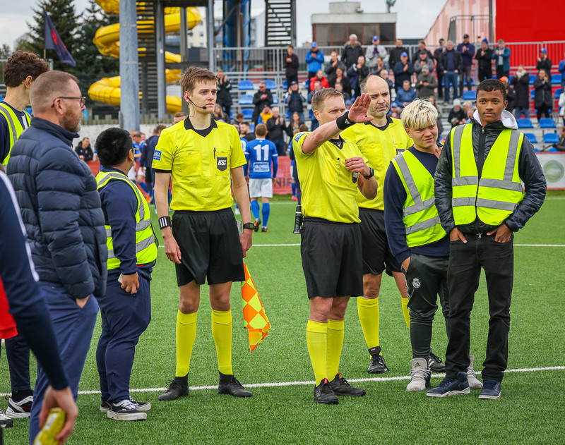 Davíð Smári fékk rautt - rauk seinna inná völl og tók spjöldin (Myndir)