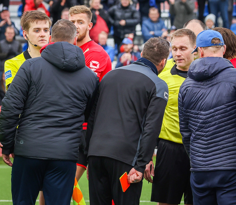 Davíð Smári tók spjöldin af dómaranum.