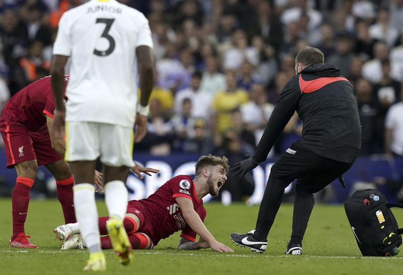 Harvey Elliott liggur sárþjáður á vellinum eftir tæklinguna