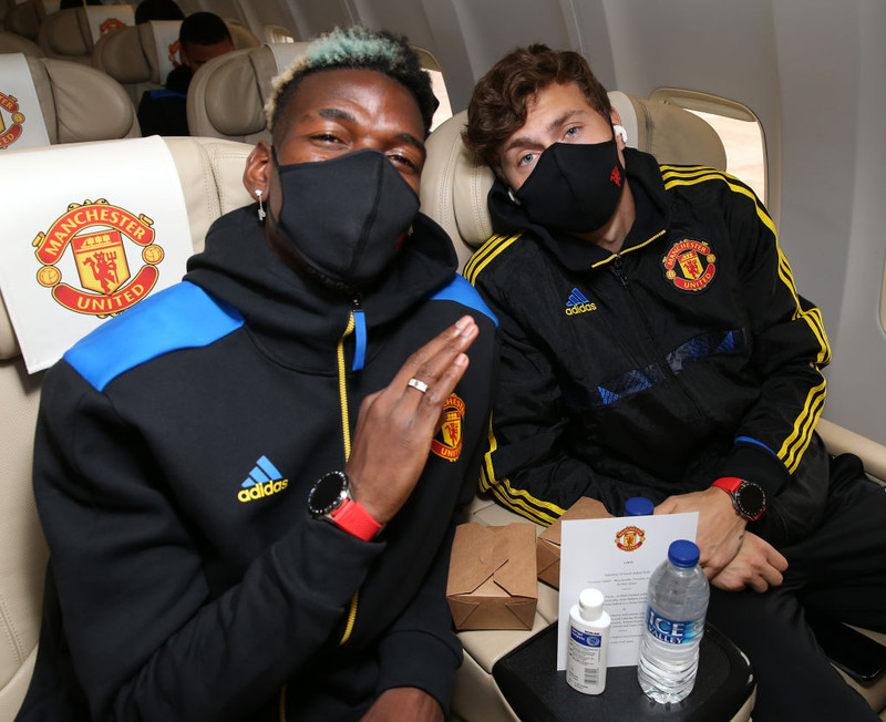 Paul Pogba og Victor Lindelöf í flugvélinni.