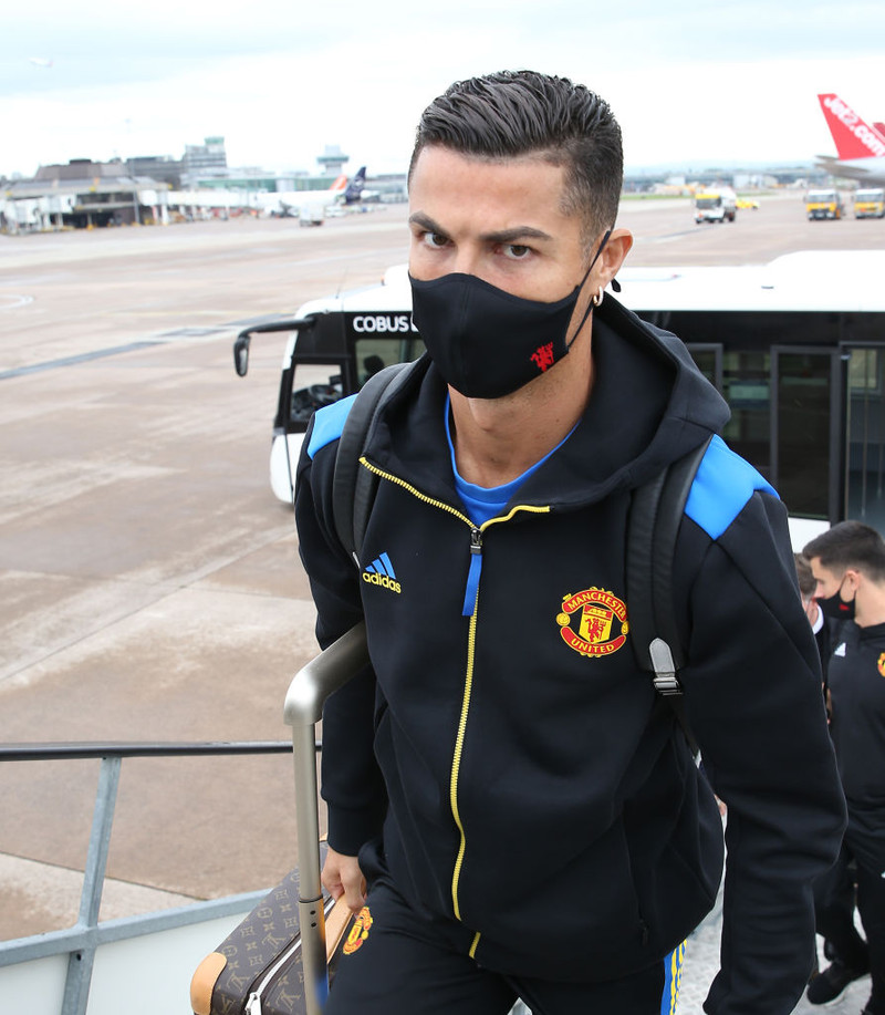 Ronaldo þegar hann steig um borð í flugvélina til Sviss.