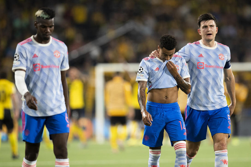 Maguire leggur handlegg á öxl Lingard.