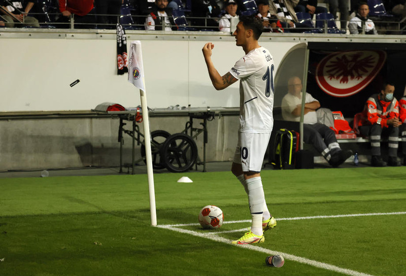 Mesut Özil skoraði eina mark Fenerbahce í 1-1 jafnteflinu gegn Eintracht Frankfurt