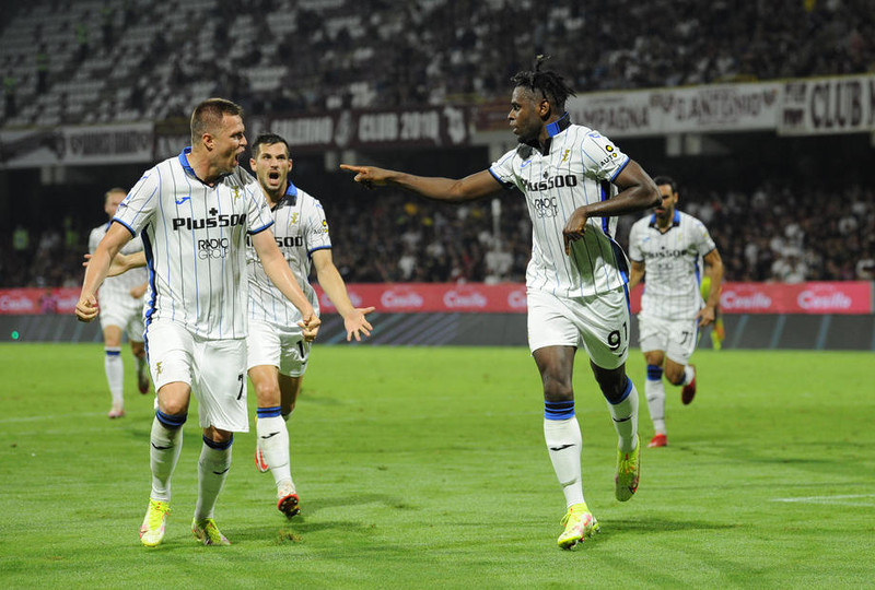 Duvan Zapata fagnar með liðsfélögum sínum